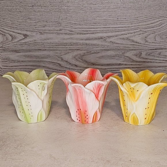 Lilly shaped planters - Picture 1 of 2